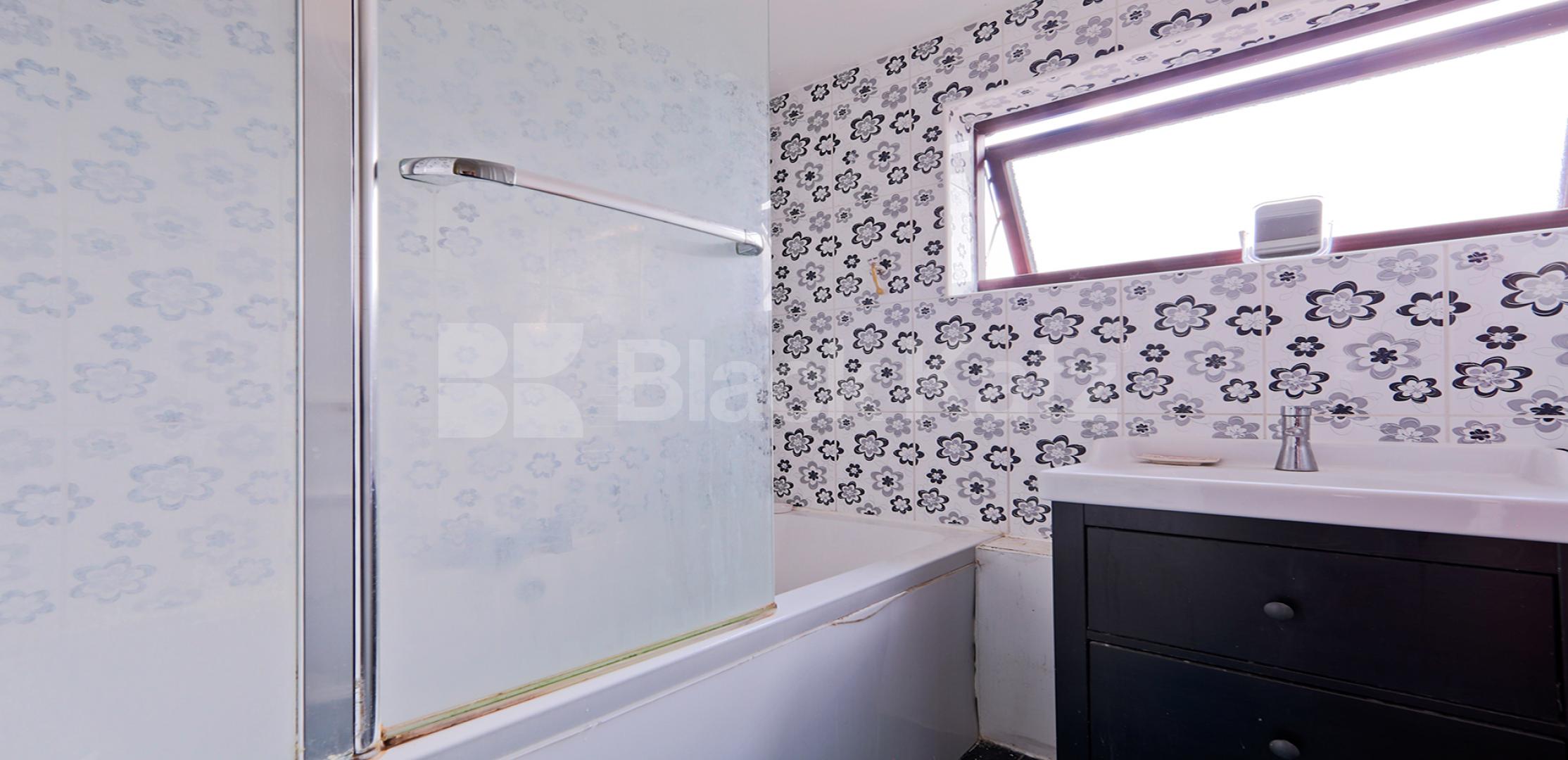 			LET , 3 Bedroom, 1 bath, 1 reception End Terraced House			 Radcliffe Path, Clapham 